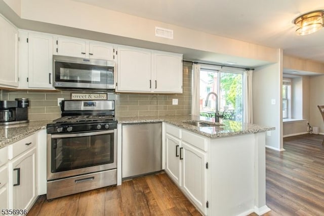 269 Edgeware Ct, Franklin Twp, NJ 08873 - kitchen featuring appliances with stainless steel finishes, a sink, a peninsula, and white cabinetry