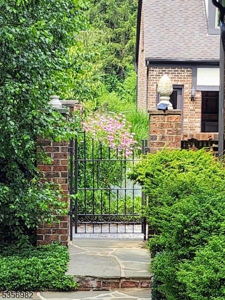 11 Kerby Ln, Mendham Boro, NJ 07945 - view of gate