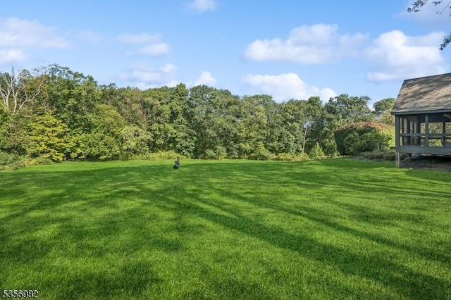 11 Kerby Ln, Mendham Boro, NJ 07945 - view of grassy yard with a view of trees and a sunroom