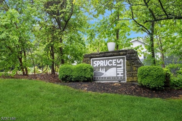 community / neighborhood sign featuring a lawn