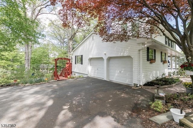 23 Horizon Dr, Roxbury Twp, NJ 07876 - garage with driveway