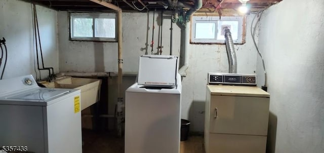 31 Wyckoff Ave, Wyckoff Twp, NJ 07446 - clothes washing area featuring independent washer and dryer and plenty of natural light