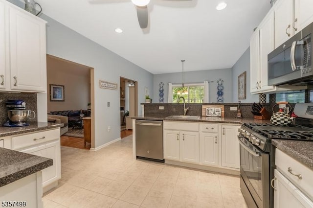 15 Pinehurst Cir, Clinton Twp, NJ 08801 - kitchen with stainless steel appliances, a sink, a ceiling fan, a peninsula, and backsplash
