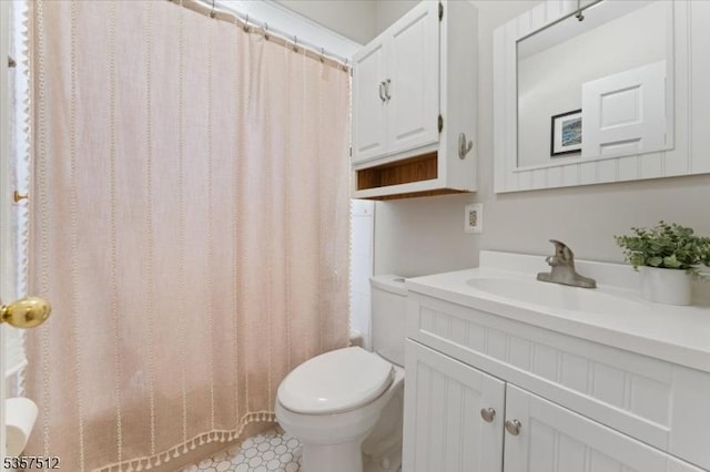 full bath with toilet, vanity, and a shower with curtain