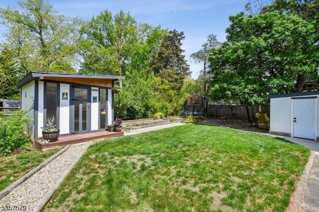 view of yard with an outdoor structure