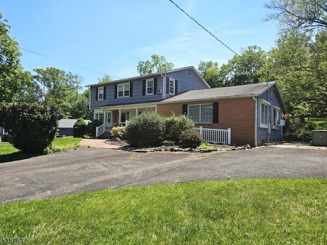 view of front of property featuring covered porch