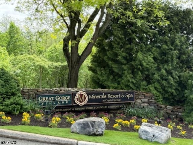 7 Deer Valley Ln Unit 6, Vernon Twp, NJ 07462 - view of community sign