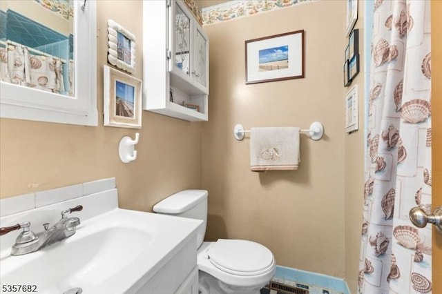 287 Cheyenne Rd, Andover Twp, NJ 07848 - bathroom with vanity, toilet, and curtained shower