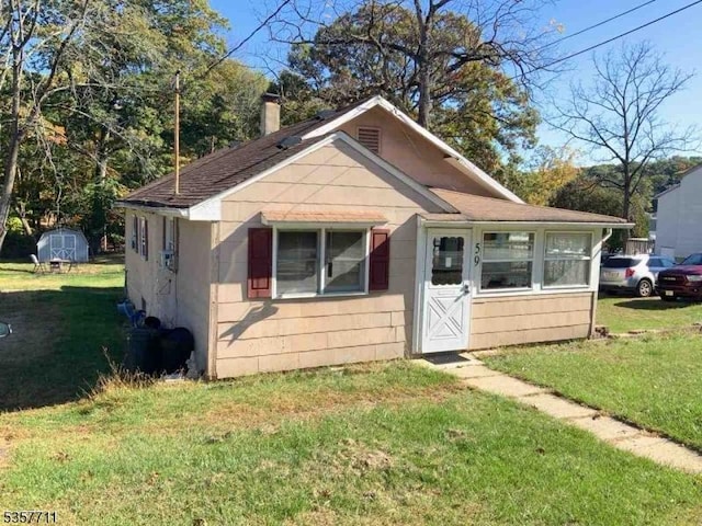 59 Hopatchung Rd, Hopatcong Boro, NJ 07843 - bungalow-style house with a front yard and a shingled roof