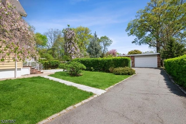view of grassy yard featuring a detached garage