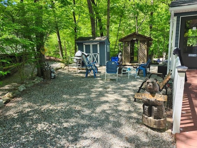30 Hemlock Vlg, Vernon Twp, NJ 07461 - view of yard featuring a shed