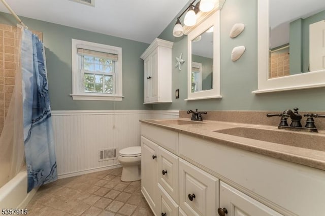 23 Drake Rd, Mendham Boro, NJ 07945 - bathroom with double vanity, toilet, wainscoting, and shower / tub combo