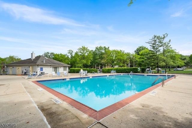 26 Fisher Dr Unit 2704, Franklin Twp, NJ 08823 - community pool with a patio and view of wooded area