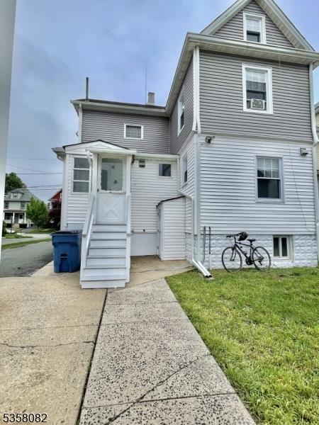 277 Watchung Ave, North Plainfield Boro, NJ 07060 - back of property with entry steps and a yard