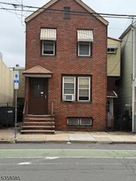 view of front facade featuring brick siding