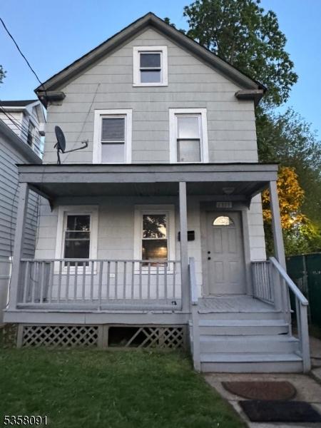 1353 W 3rd St, Plainfield City, NJ 07063 - view of front facade featuring a porch and a front lawn