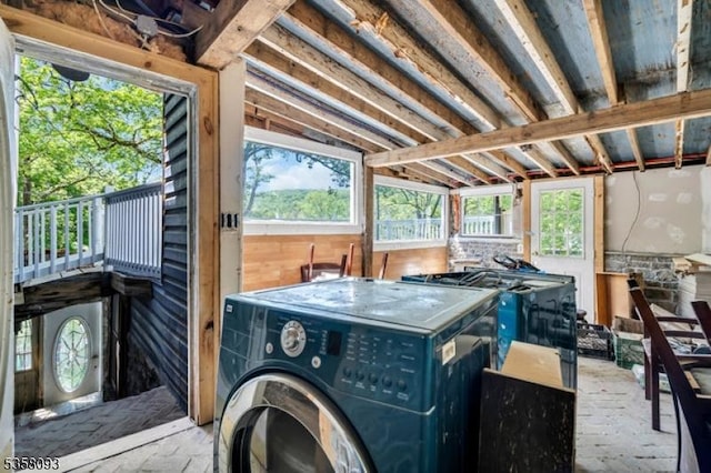 laundry area with washer / clothes dryer