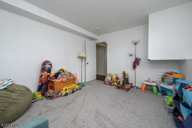 recreation room featuring carpet