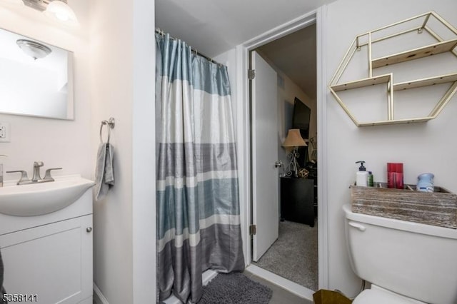 full bathroom featuring curtained shower, vanity, and toilet