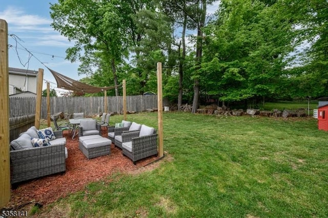 view of yard featuring an outdoor hangout area