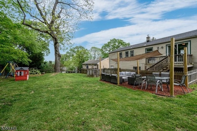 view of yard featuring outdoor lounge area