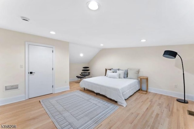 bedroom featuring light wood-style flooring, lofted ceiling, baseboards, and recessed lighting