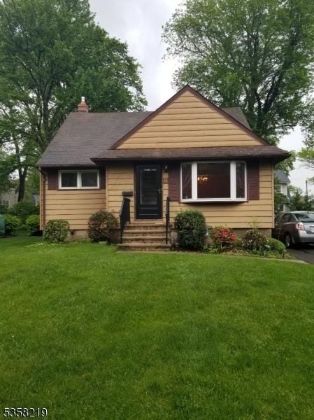 18 Cray Ter, Fanwood Boro, NJ 07023 - bungalow-style house featuring entry steps and a front lawn