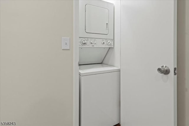 3 Telemark Dr Unit 10, Vernon Twp, NJ 07462 - laundry area featuring stacked washer / dryer