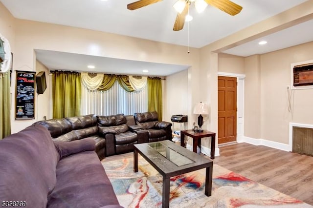 living area with light wood-type flooring, a ceiling fan, baseboards, and recessed lighting