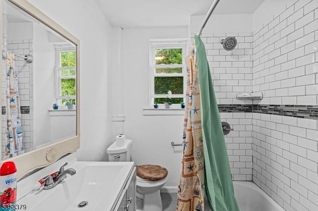 316-318 John St, Elizabeth City, NJ 07202 - full bathroom featuring toilet, vanity, and shower / bath combination with curtain