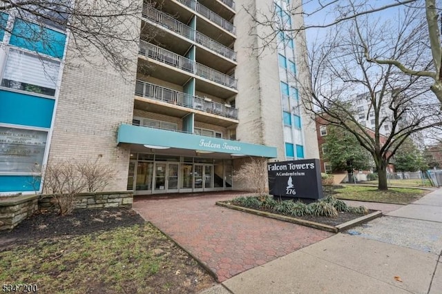 view of apartment building / complex
