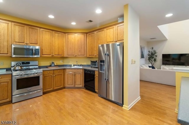 618 Turlington Ct, Livingston Twp, NJ 07039 - kitchen featuring appliances with stainless steel finishes, a sink, light wood-style floors, recessed lighting, and open floor plan