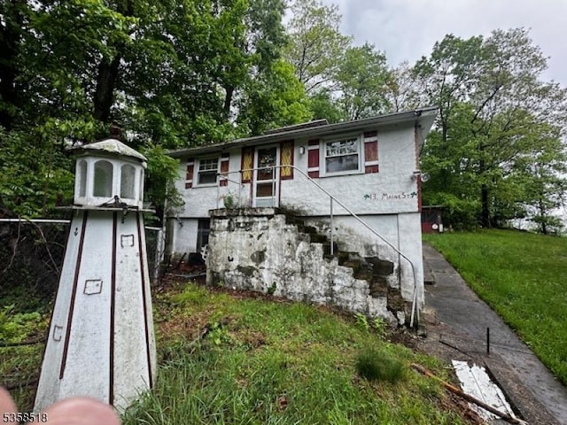 view of front of home with a front lawn