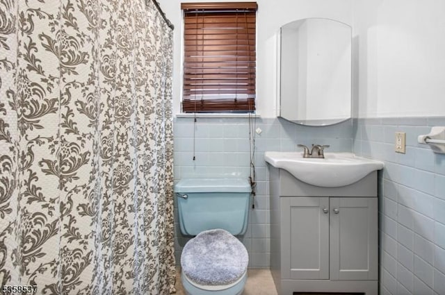 35 E Price St Unit 5, Linden City, NJ 07036 - full bath with tile walls, vanity, toilet, wainscoting, and curtained shower