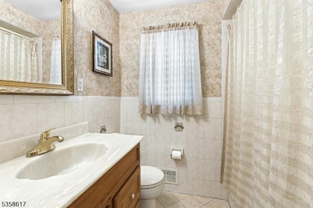 718 Pine St, Roselle Park Boro, NJ 07204 - bathroom featuring vanity, tile walls, a shower with curtain, wainscoting, and tile patterned floors