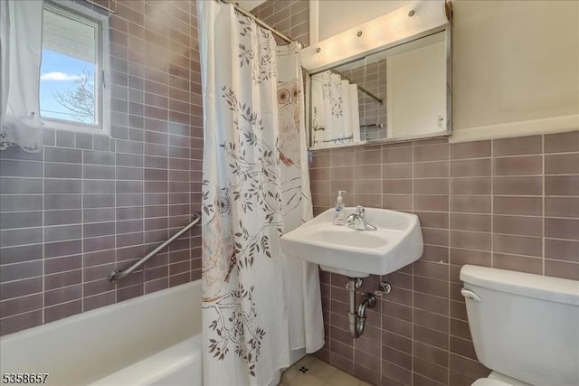18 Pottersville Rd, Peapack Gladstone Boro, NJ 07934 - bathroom with shower / tub combo with curtain, tile walls, and decorative backsplash