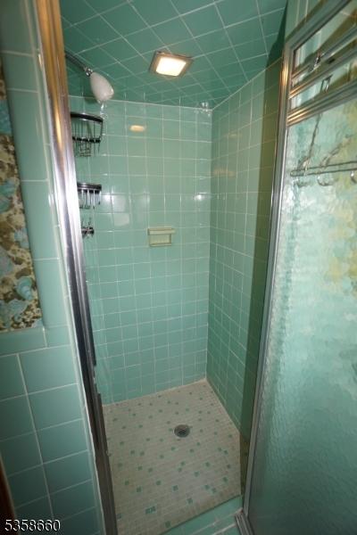 293 Oak Ridge Rd, Clark Twp, NJ 07066 - bathroom with a stall shower