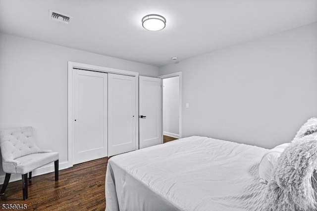 192 Mohawk Trl, Wayne Twp, NJ 07470 - bedroom with dark wood-type flooring, a closet, and baseboards