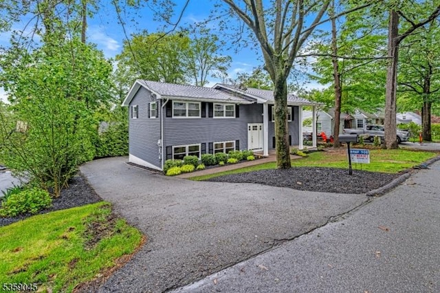 192 Mohawk Trl, Wayne Twp, NJ 07470 - split foyer home featuring driveway