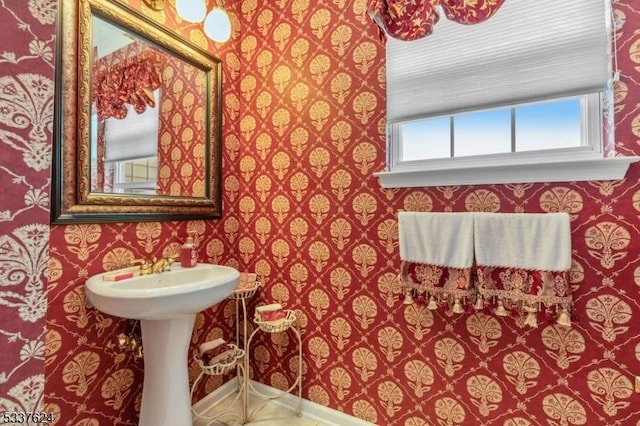2307 Ambassador Ct Unit 2307, Franklin Twp, NJ 08873 - bathroom featuring wallpapered walls