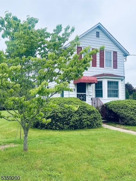 20 Kenvil Ave, Roxbury Twp, NJ 07876 - view of front facade with a front lawn
