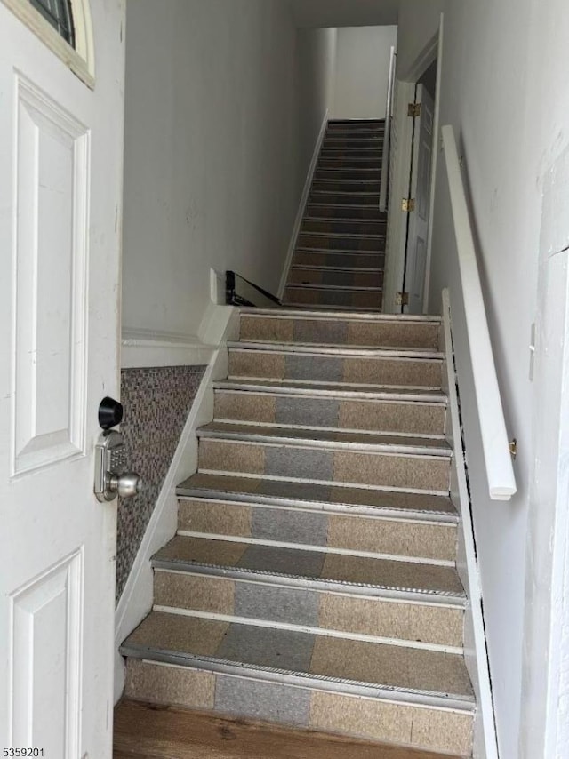 653 4th Ave, Elizabeth City, NJ 07202 - view of stairs
