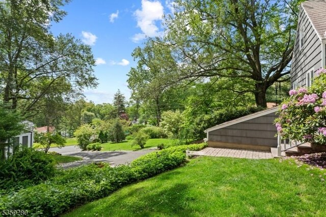 359 Dogwood Way, Mountainside Boro, NJ 07092 - view of grassy yard