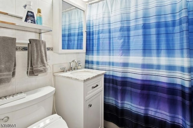 184 Locust Dr, Union Twp, NJ 07083 - bathroom with toilet, vanity, tile walls, a shower with curtain, and backsplash