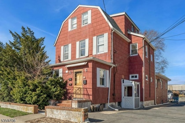 649 New Jersey Ave, Lyndhurst Twp, NJ 07071 - view of front of home with a gambrel roof