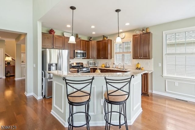 7 Bryant Ct, Franklin Twp, NJ 08873 - kitchen with stainless steel appliances, a sink, wood finished floors, a kitchen island, and recessed lighting