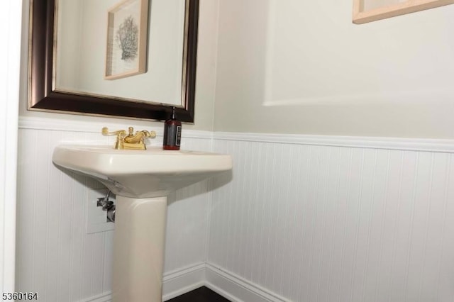 182 Durham Ct, Independence Twp, NJ 07840 - bathroom featuring a wainscoted wall
