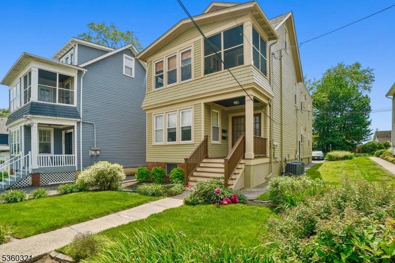 27 Field Rd, Maplewood Twp, NJ 07040 - view of front of house with a front lawn