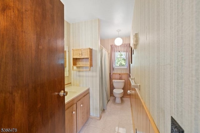 30 Fox Hill Rd, Fairfield Twp, NJ 07004 - full bathroom featuring wallpapered walls, vanity, toilet, a shower with shower curtain, and tile patterned flooring