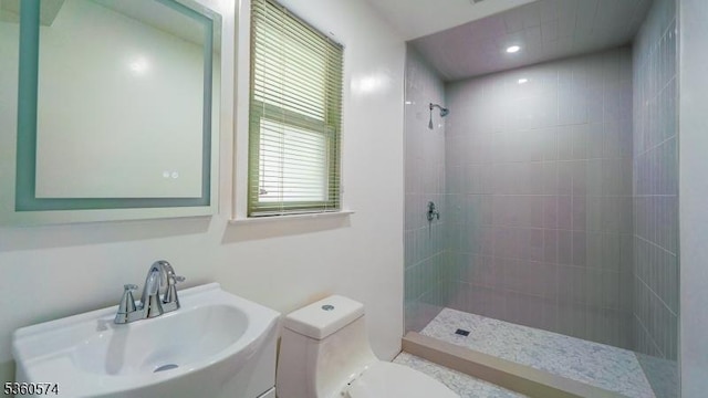 813 Riverbend Dr, Clark Twp, NJ 07066 - full bath featuring a sink, a tile shower, toilet, and recessed lighting